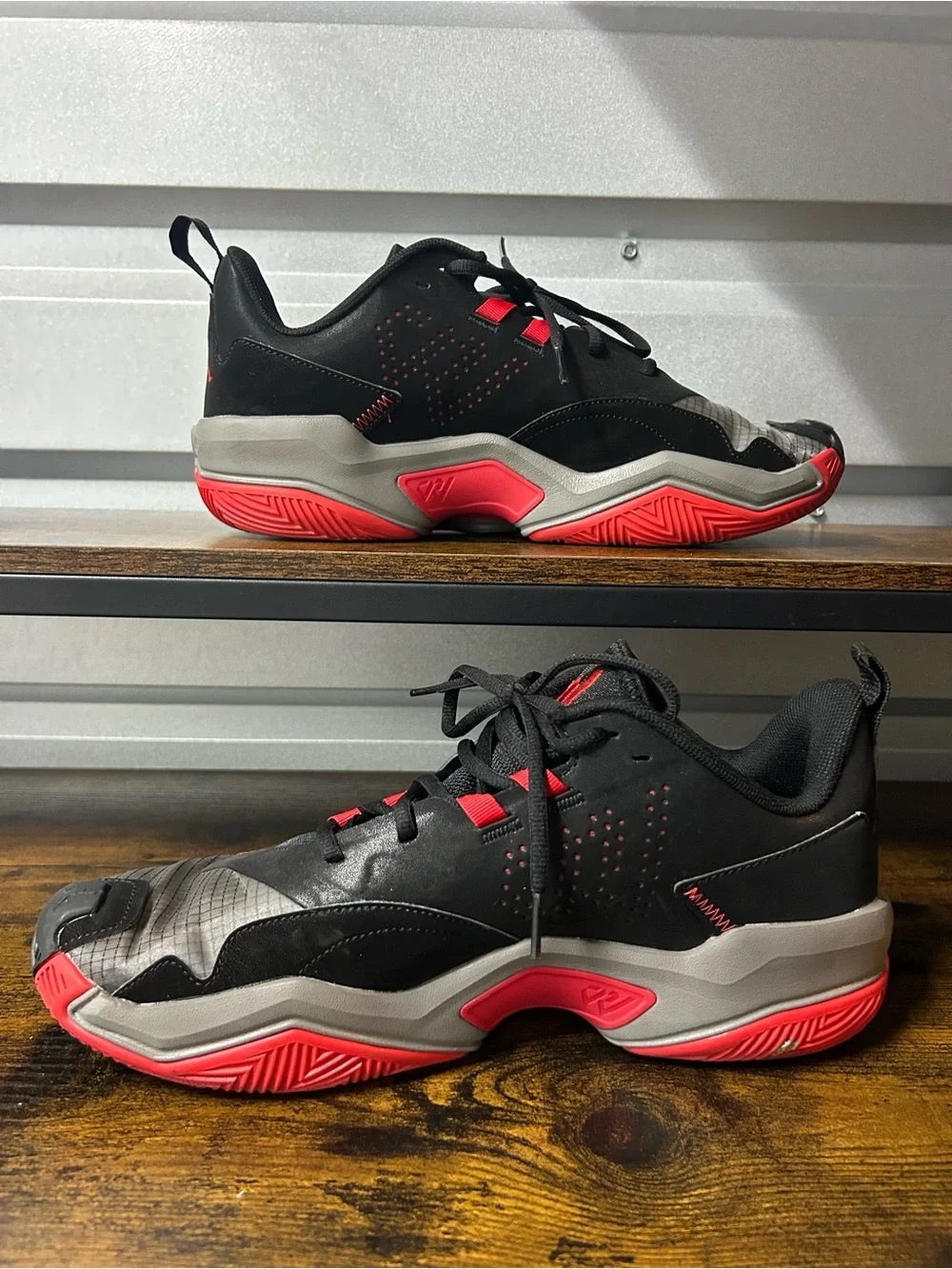 Jordan Kids Low-Top Sneakers in Black and Red